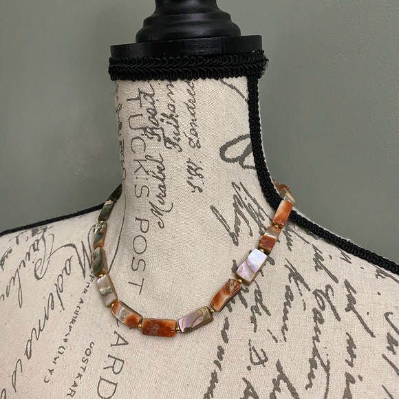 Jewelry - Vintage Elegant Abalone shell beaded Necklace